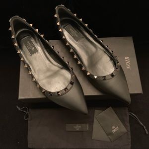 Valentino Garavani Noir Rockstud Flats 39.5